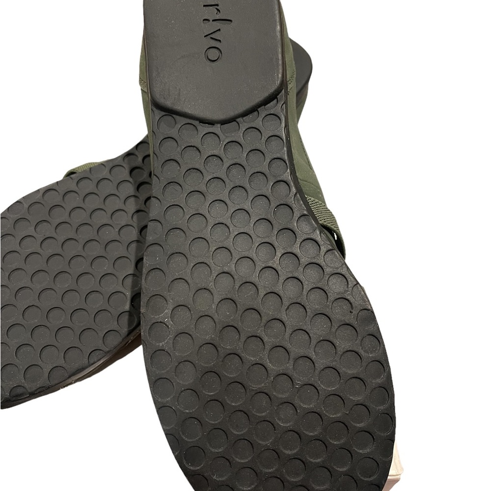 PRIVO by CLARKS Breast Cancer Awareness Shoes - Picture 8 of 9